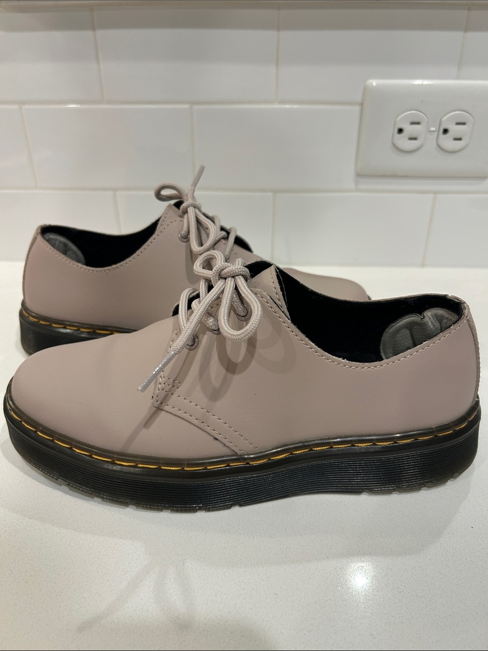 Worn Once! Dr. Martens Zavala Lo Oxford Shoe Taupe & black! 6 Men’s/5 Women’s!